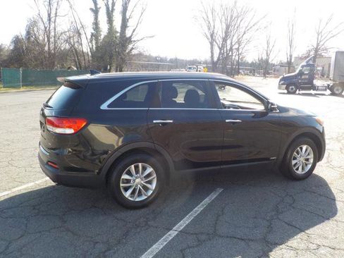 Used 2016 Kia Sorento LX w/ LX Convenience Package image 4