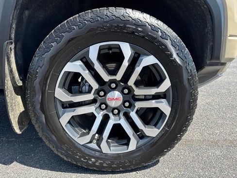 Used 2024 GMC Canyon AT4 w/ AT4 Premium Package AWD/4WD image 3