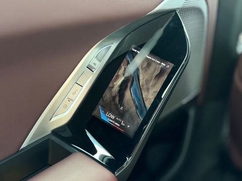 Used 2024 BMW 760i xDrive w/ Premium Package 2 image 40