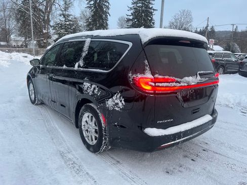Used 2024 Chrysler Pacifica Touring-L image 7