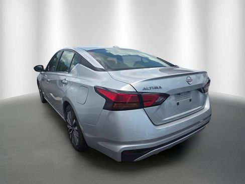 Used 2024 Nissan Altima 2.5 SV FWD image 2