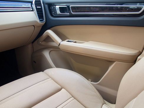 Used 2022 Porsche Cayenne S Platinum image 20