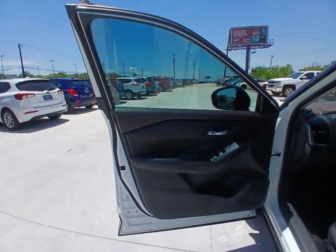 Used 2023 Nissan Rogue SL FWD image 11