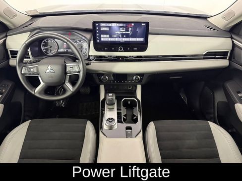 Used 2025 Mitsubishi Outlander AWD image 13