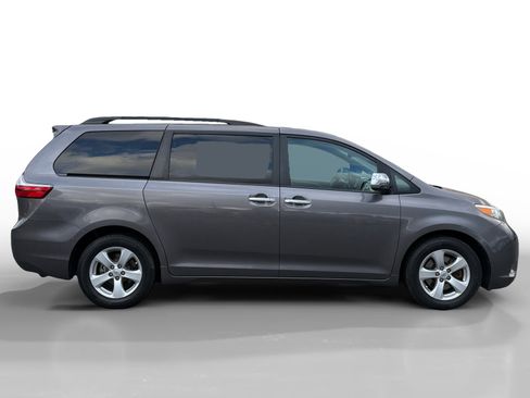 Used 2017 Toyota Sienna LE image 6