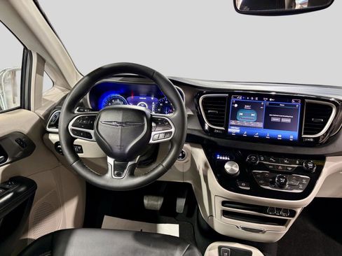 Used 2023 Chrysler Pacifica Touring-L FWD image 8