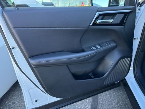 New 2025 Mitsubishi Outlander SE image 28