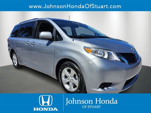 Used 2014 Toyota Sienna LE image 1