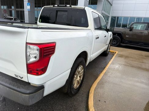 Used 2017 Nissan Titan SV RWD image 4