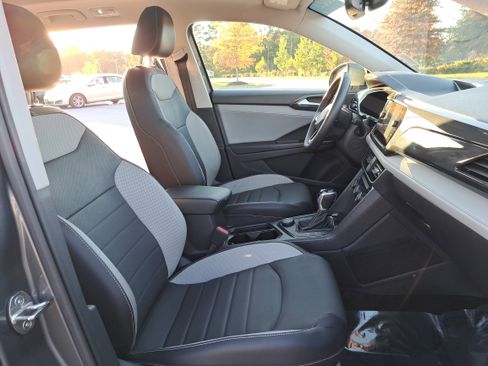 Certified 2022 Volkswagen Taos SEL w/ Panoramic Sunroof Package image 10