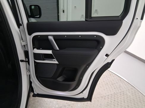Used 2022 Land Rover Defender 110 X-Dynamic SE AWD/4WD image 30