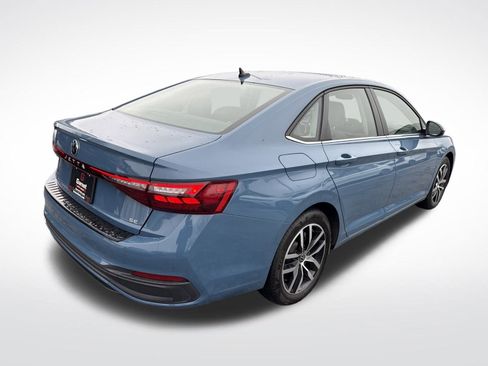 Certified 2025 Volkswagen Jetta SE w/ Sunroof Package image 5