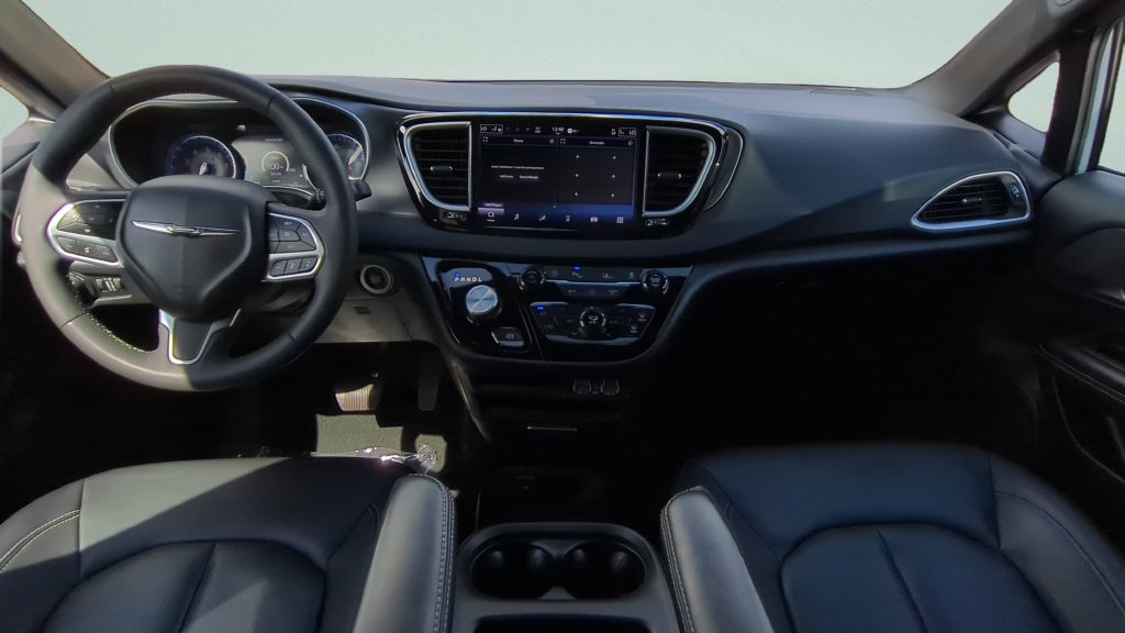 Used 2025 Chrysler Pacifica Select FWD image 10