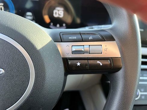 Certified 2025 Hyundai Tucson SE image 28