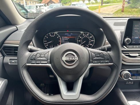 Used 2025 Nissan Altima 2.5 SV FWD image 29