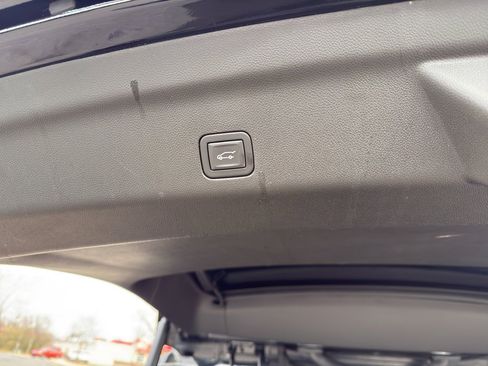 Used 2025 Cadillac Escalade Premium Luxury image 30