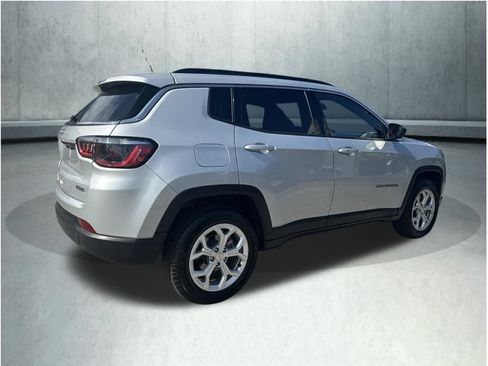 Used 2024 Jeep Compass Latitude AWD/4WD image 6