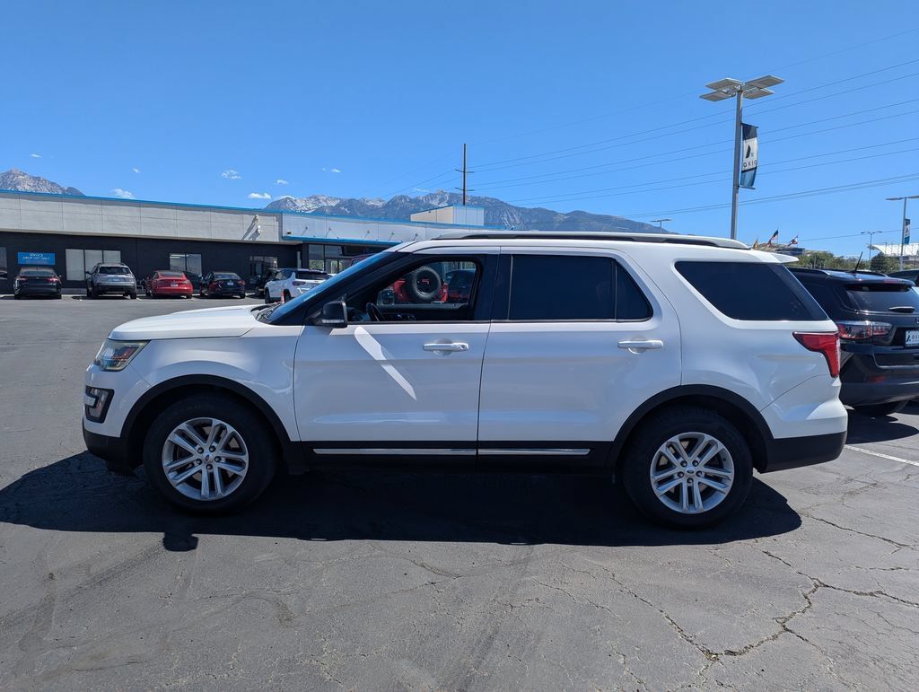 Used 2017 Ford Explorer XLT w/ Equipment Group 202A FWD image 8