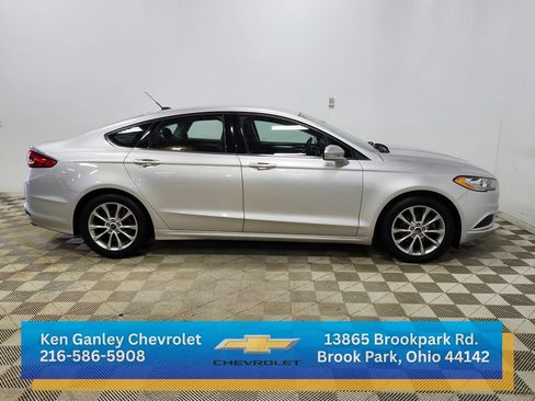 Used 2017 Ford Fusion SE w/ Fusion SE Technology Package image 4