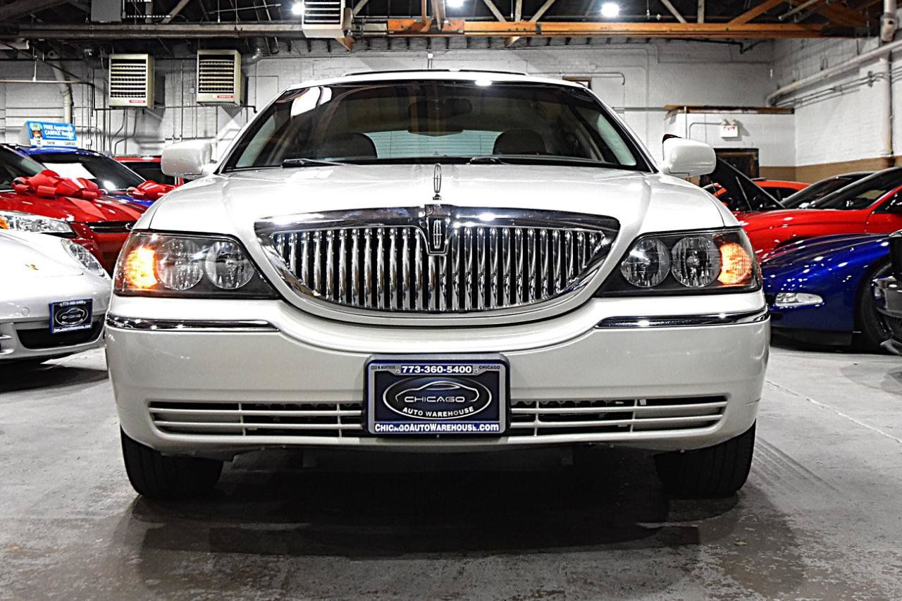Used 2005 Lincoln Town Car Signature Limited RWD image 2