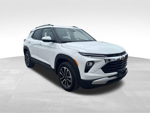 Used 2025 Chevrolet TrailBlazer LT AWD/4WD image 3