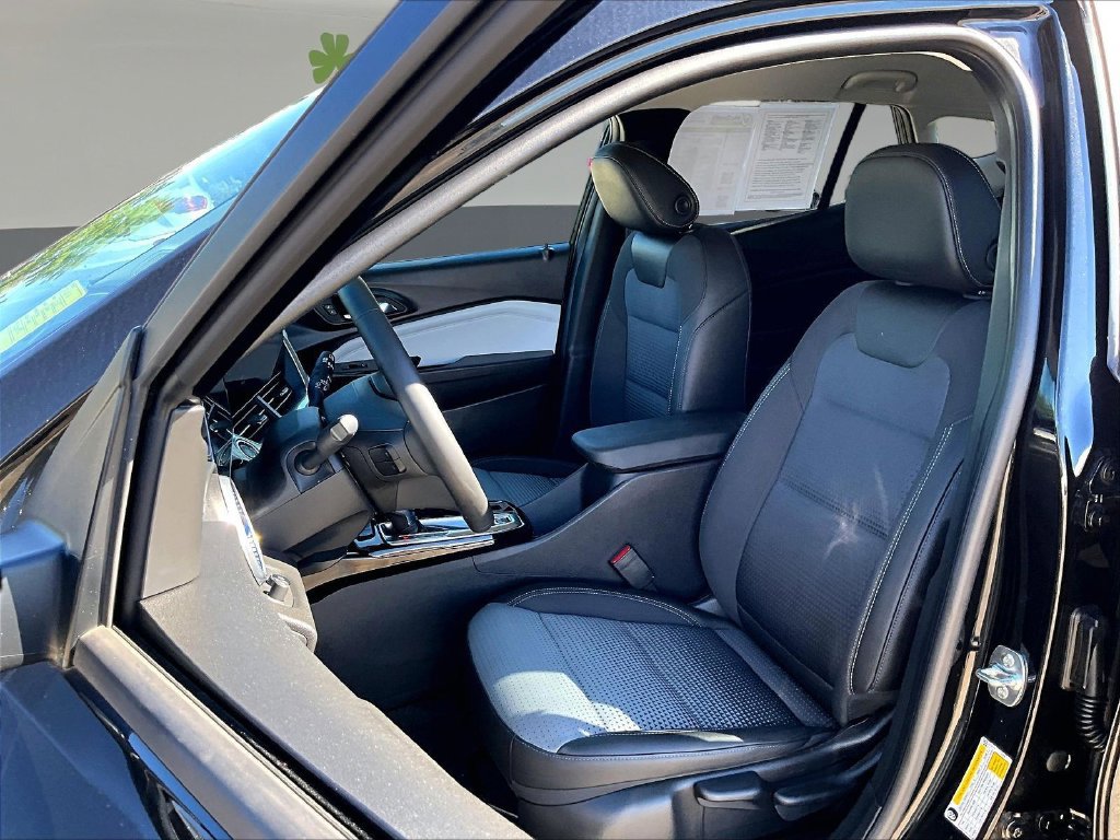 Used 2025 Chevrolet Trax LT FWD image 24