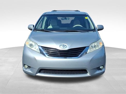 Used 2014 Toyota Sienna LE image 2