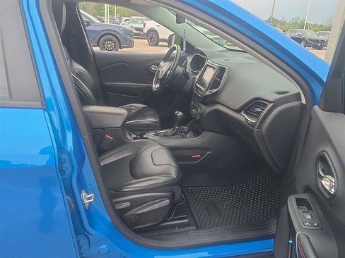 Used 2019 Jeep Cherokee Trailhawk w/ Comfort/Convenience Group AWD/4WD image 18