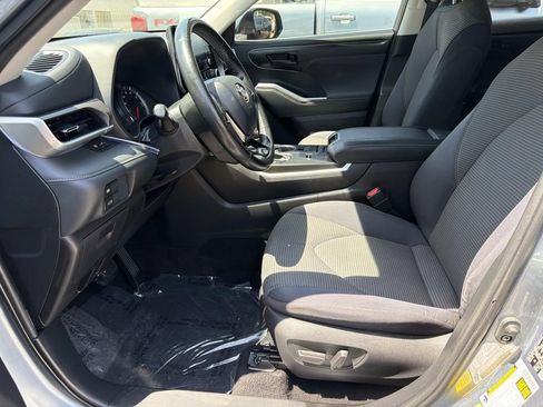 Used 2021 Toyota Highlander LE FWD image 16
