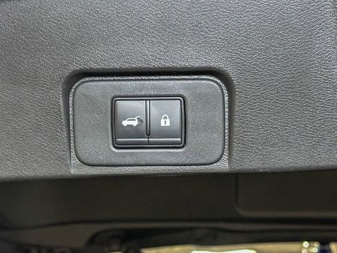 Used 2024 Nissan Rogue SV image 19