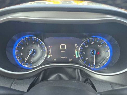 Used 2023 Chrysler Pacifica Touring-L FWD image 21