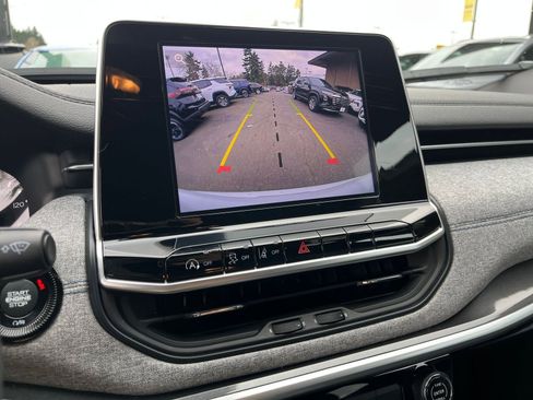 Used 2025 Jeep Compass Latitude image 24