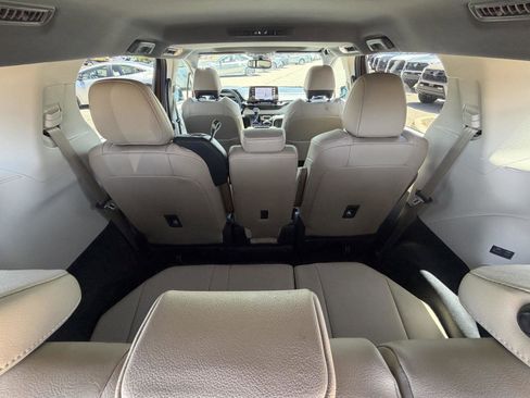 Used 2021 Toyota Sienna XLE FWD image 16