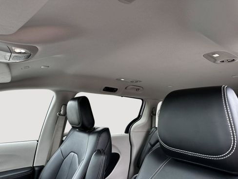 Used 2024 Chrysler Pacifica Touring-L FWD image 19