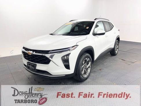 Used 2025 Chevrolet Trax LT w/ LT Convenience Package FWD image 1