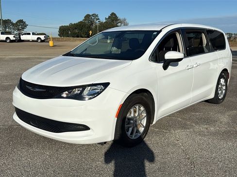 Used 2022 Chrysler Voyager LX image 4