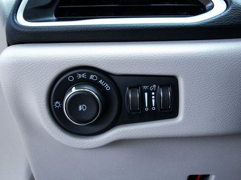 Used 2023 Chrysler Pacifica Touring-L FWD image 16