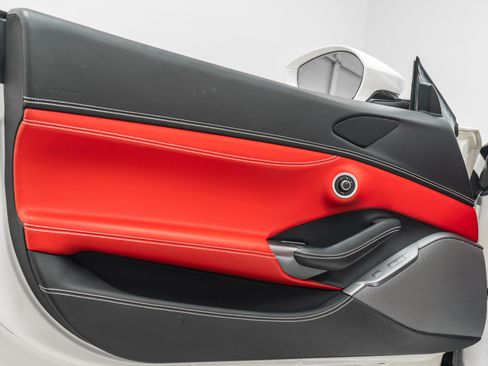 Used 2019 Ferrari Portofino RWD image 43