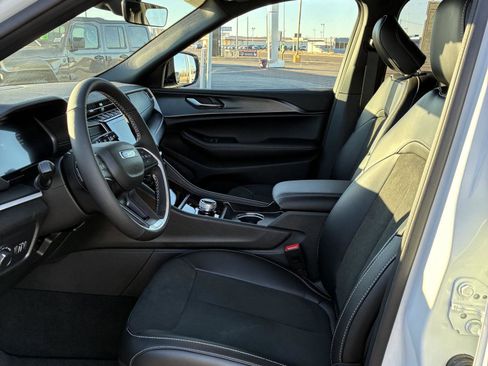 New 2025 Jeep Grand Cherokee L Laredo image 4