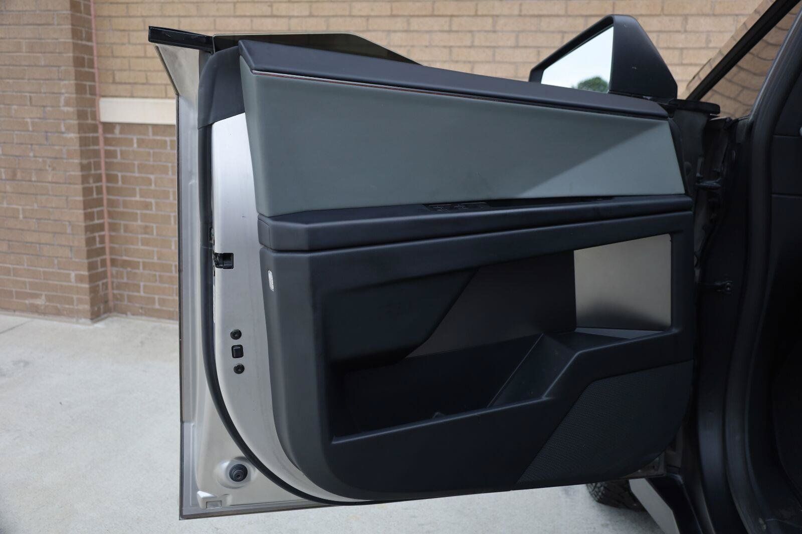 Used 2025 Tesla Cybertruck AWD Crew Cab image 15