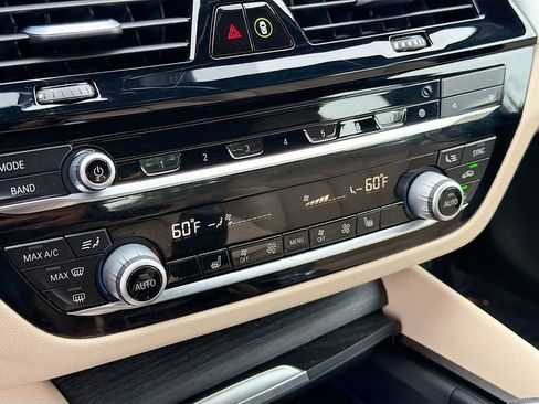 Used 2021 BMW 530i w/ Convenience Package image 35