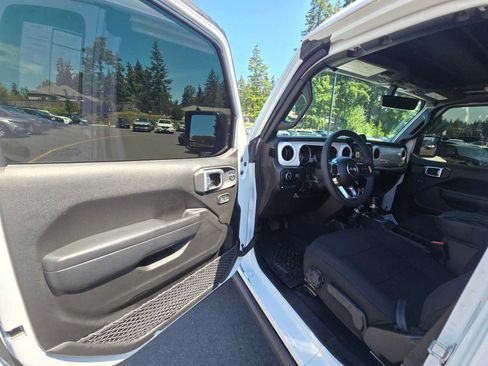 Used 2023 Jeep Wrangler Unlimited Rubicon 4xe w/ Cold Weather Group AWD/4WD image 20