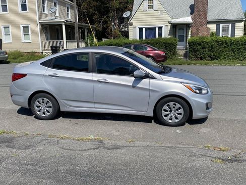 Used 2017 Hyundai Accent SE FWD image 4