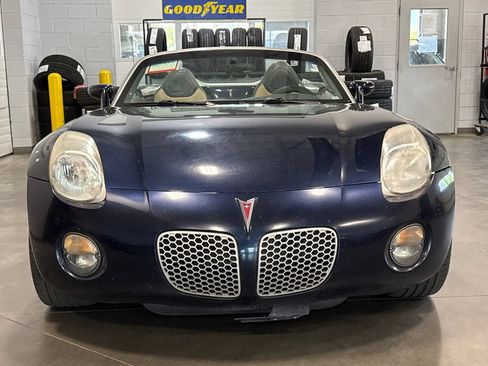 Used 2006 Pontiac Solstice Convertible w/ Premium Package RWD image 2