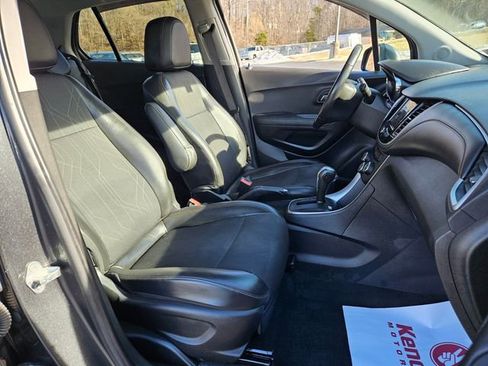 Used 2019 Chevrolet Trax LT w/ LT Convenience Package image 17