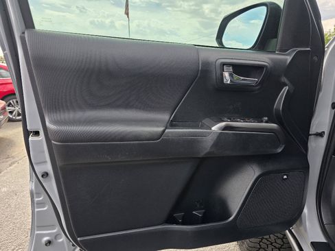 Used 2019 Toyota Tacoma TRD Off-Road AWD/4WD image 10