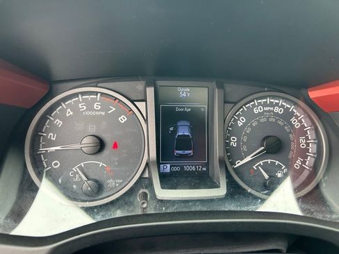 Used 2017 Toyota Tacoma TRD Off-Road AWD/4WD image 18