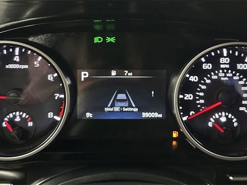 Used 2022 Kia Carnival EX image 18