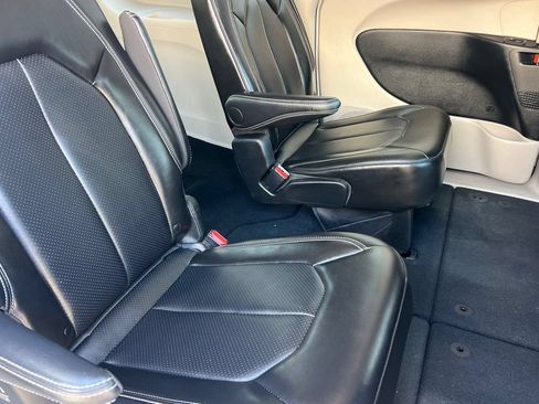 Used 2024 Chrysler Pacifica Touring-L FWD image 19