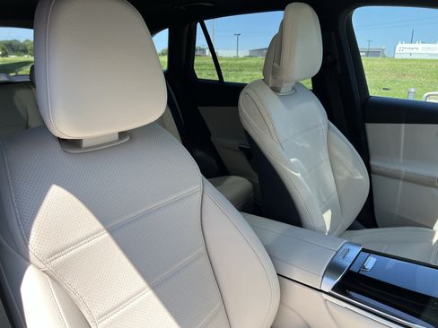 Used 2025 Mercedes-Benz GLC 350e 4MATIC image 35
